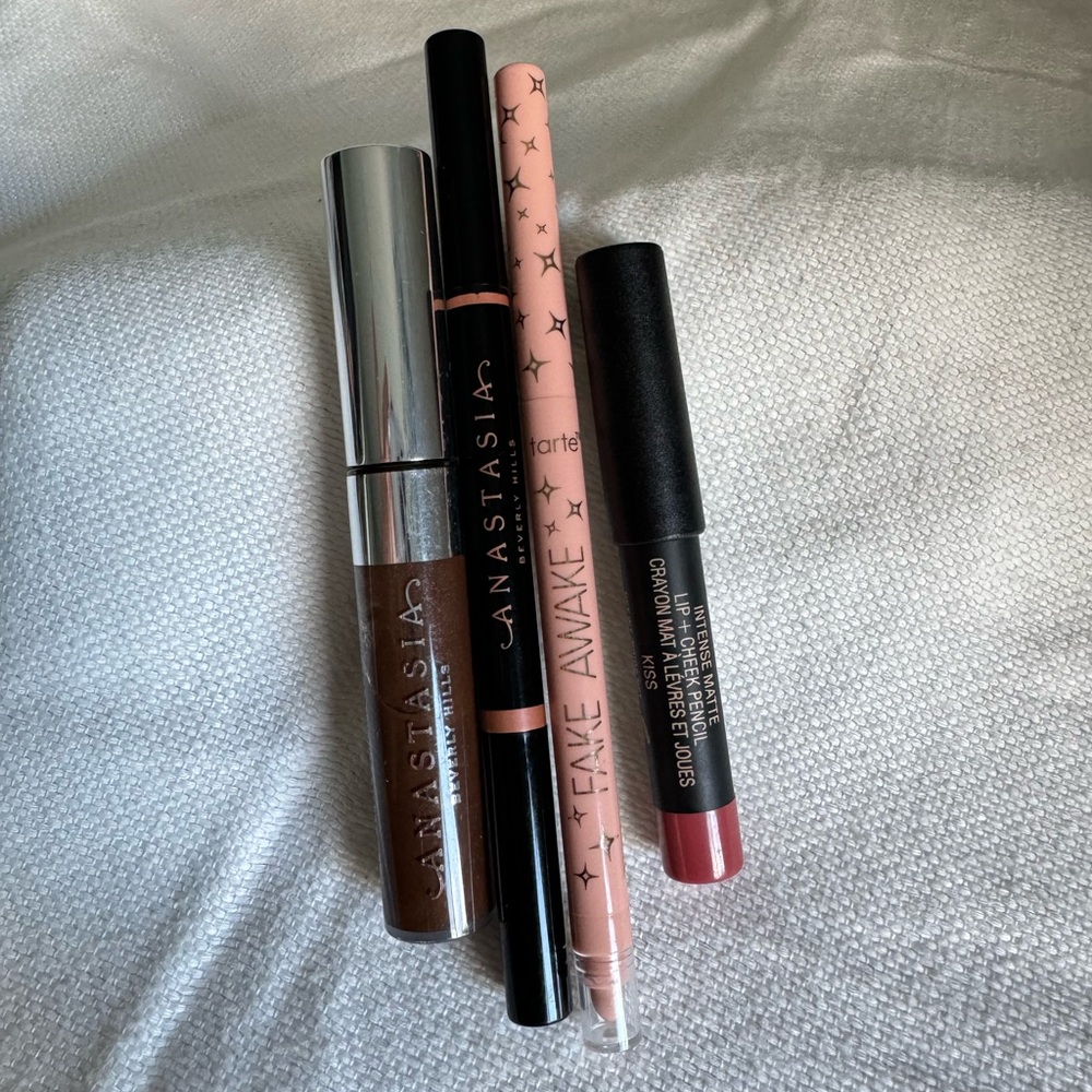 Anastasia Brow definer/tinted & Tarte aye highlight & Nude lip pencil